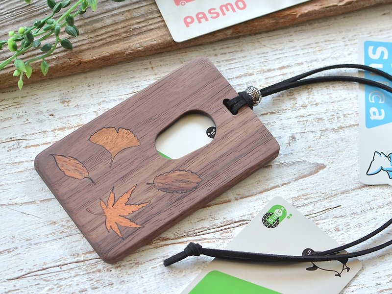 ไม้ ที่ใส่บัตรคล้องคอ สีนำ้ตาล - 木製ICカードケース【秋】ウォールナット
