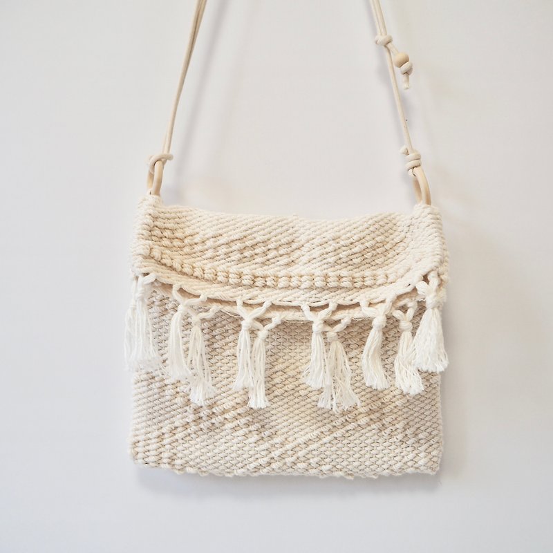 Pokopoko pattern shoulder bag made from handwoven fabric White - กระเป๋าแมสเซนเจอร์ - ผ้าฝ้าย/ผ้าลินิน ขาว