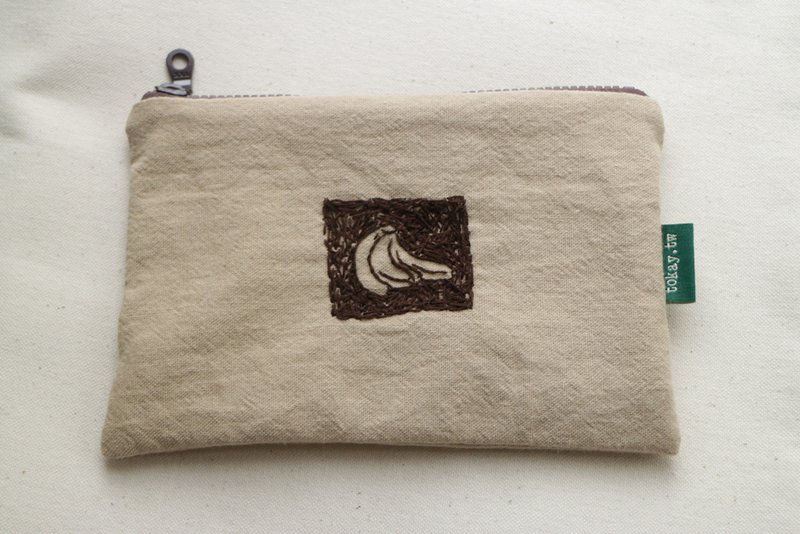 Zhongwan Zipper Bag Hand Embroidered Pencil Bag/Banana Chips - กระเป๋าเครื่องสำอาง - ผ้าฝ้าย/ผ้าลินิน สีกากี