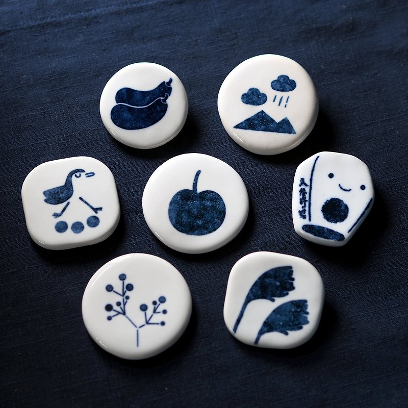 Blue and white brooch/fridge magnet/magnet - Magnets - Porcelain White