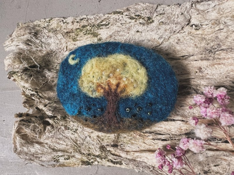 Ginkgo brooch - Brooches - Wool Gold