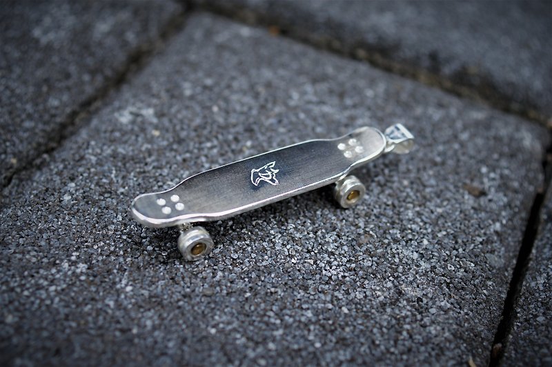 Movable Longboard necklace -Silver version
