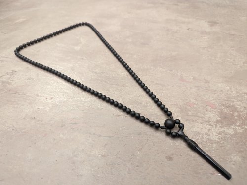 ブラック トルマリンの原石クリスタルとブラック オニキス