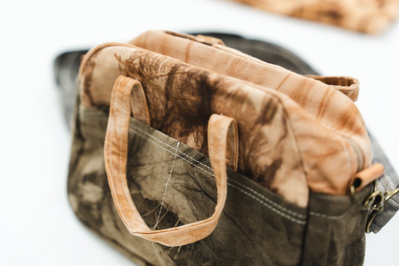 Persimmon-Dyed Shoulder Bag - กระเป๋าคลัทช์ - ผ้าฝ้าย/ผ้าลินิน สีนำ้ตาล