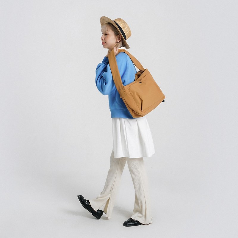 Messenger Bag Crossbody Bag | NICK 2 Way Drawstring Shoulder Bag (Toffee) - กระเป๋าแมสเซนเจอร์ - ไนลอน สีนำ้ตาล