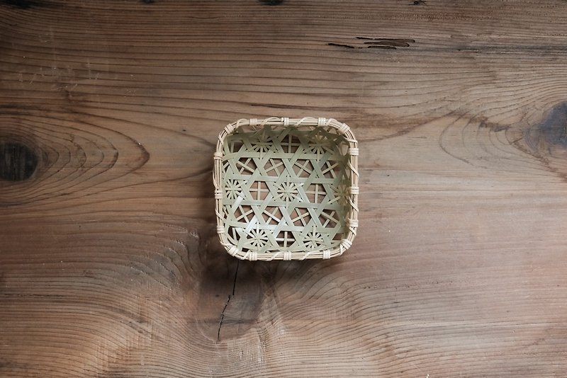 Handmade Bamboo Braided Shallow Plate (M) | Hexagon Hole Chrysanthemum Knitting | Primary Color