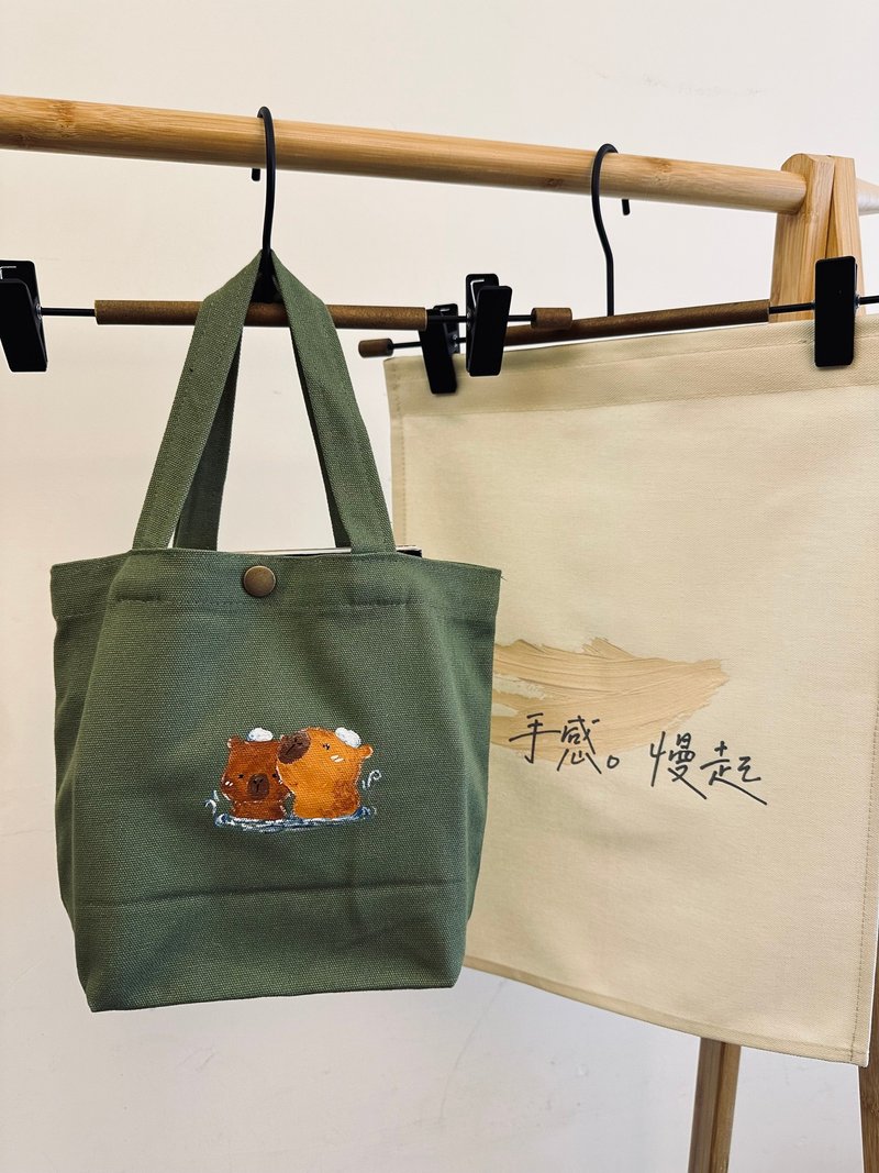 手繪帆布包x卡皮巴拉 水豚 手提包 可客製 小孩禮物 大人隨手包 - 手提包/手提袋 - 棉．麻 綠色