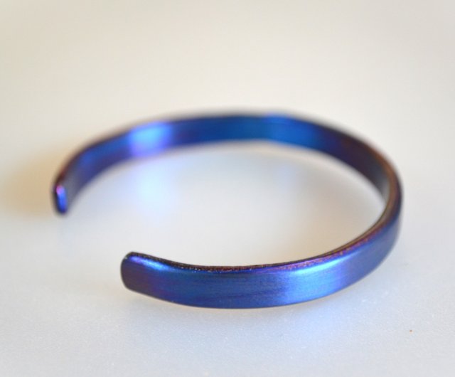 Titanium bangle・純チタンバングル・マットブルー５７mm・楕円形モデル - ショップ ねこへい工房 ブレスレット - Pinkoi