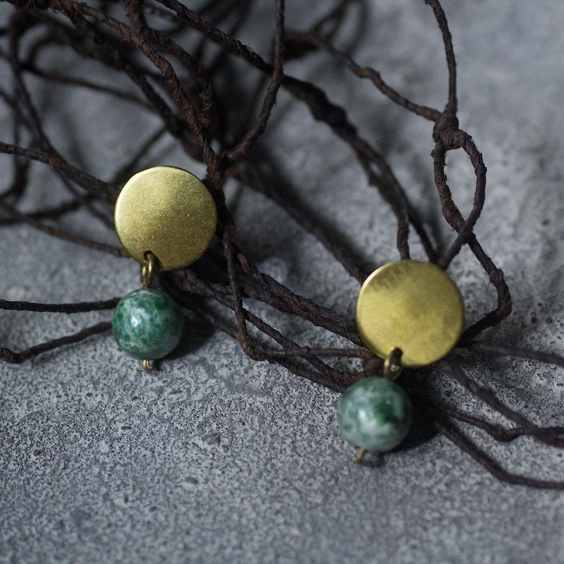 銅片綠點石耳環 - 可做夾式耳環 - 耳環/耳夾 - 其他材質 綠色
