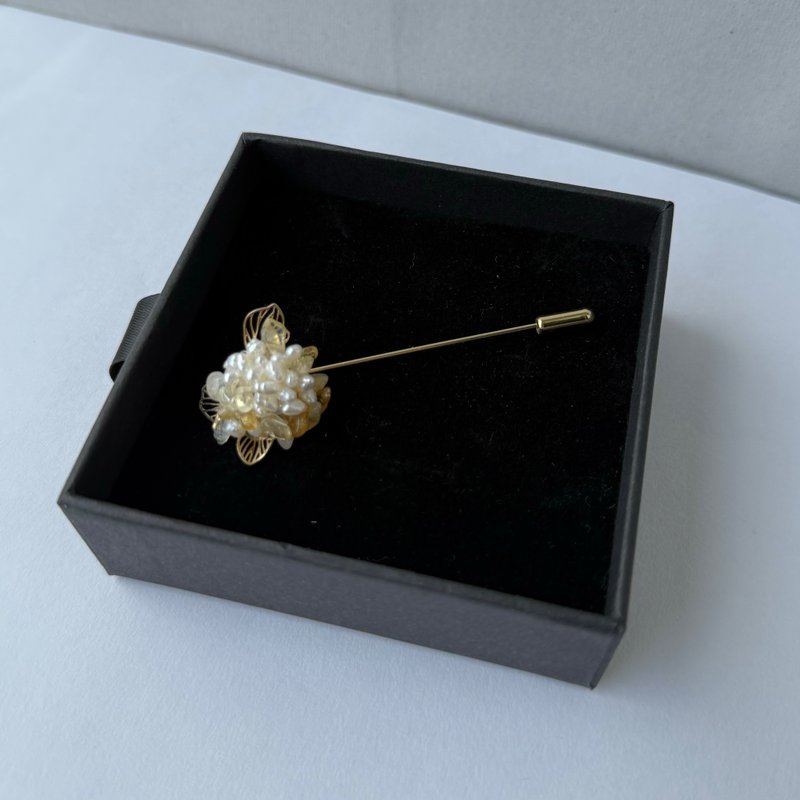Hydrangea Baroque Freshwater Pearl Citrine 14KGF Brooch Pearl - เข็มกลัด - ไข่มุก ขาว