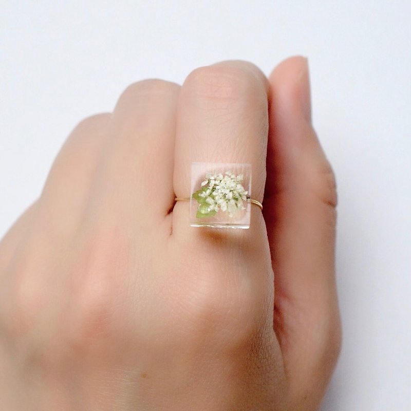 Lace flower and zirconia coil ring resembling hydrangea CZ / resin / Japanese design - General Rings - Resin White