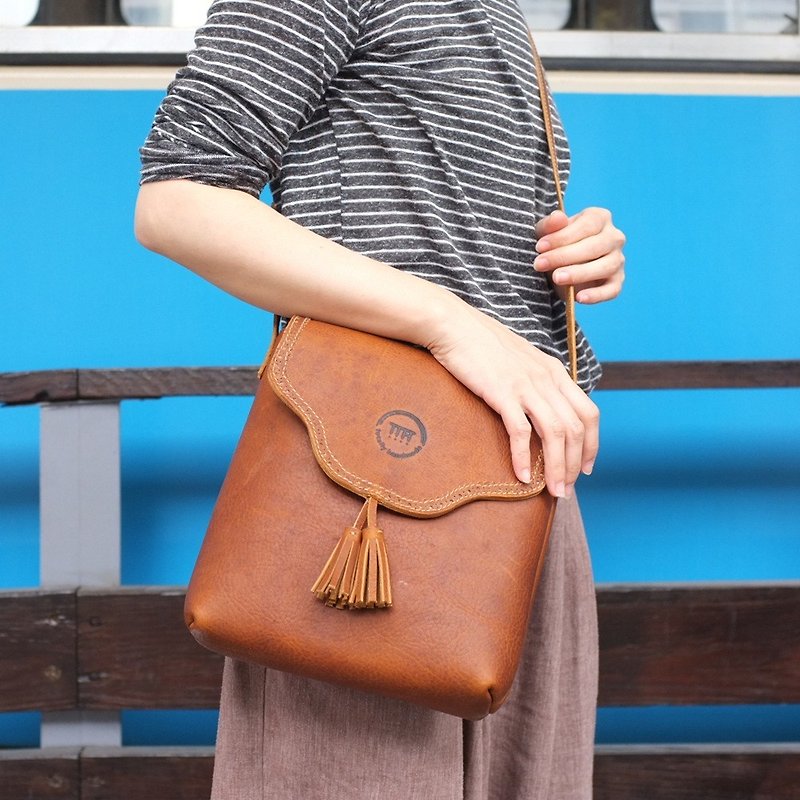 Retro carved small side side backpack - กระเป๋าแมสเซนเจอร์ - หนังแท้ สีนำ้ตาล