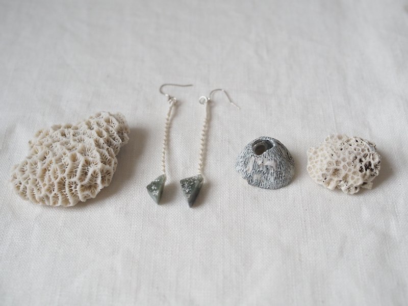 [ Soft stone × knot rope braided earrings series] small triangle - ต่างหู - หิน ขาว