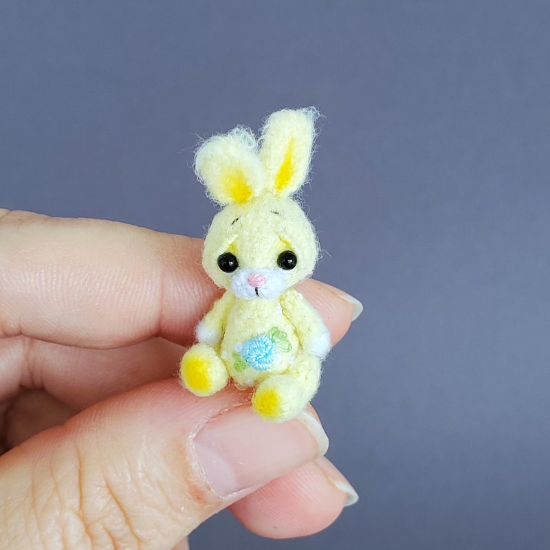 Miniature crocheted bunny, embroidered flowers. Dollhouse miniature. Microtoysby - 公仔/玩偶 - 棉．麻 黃色