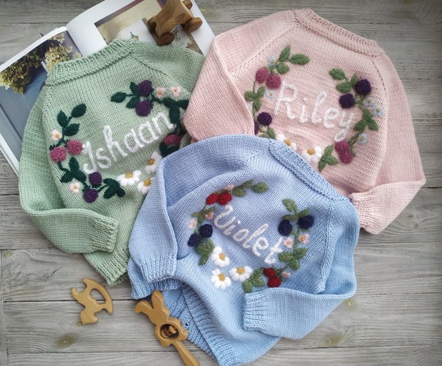 女の子 子供のための刺繍された名前の花 植物の手作りのセーター ベビーギフト ショップ Mumshugsknit アウター Pinkoi 女の子 子供のための刺繍された名前の花 植物の手作りのセーター ベビーギフト ショップ Mumshugsknit アウター Pinkoi