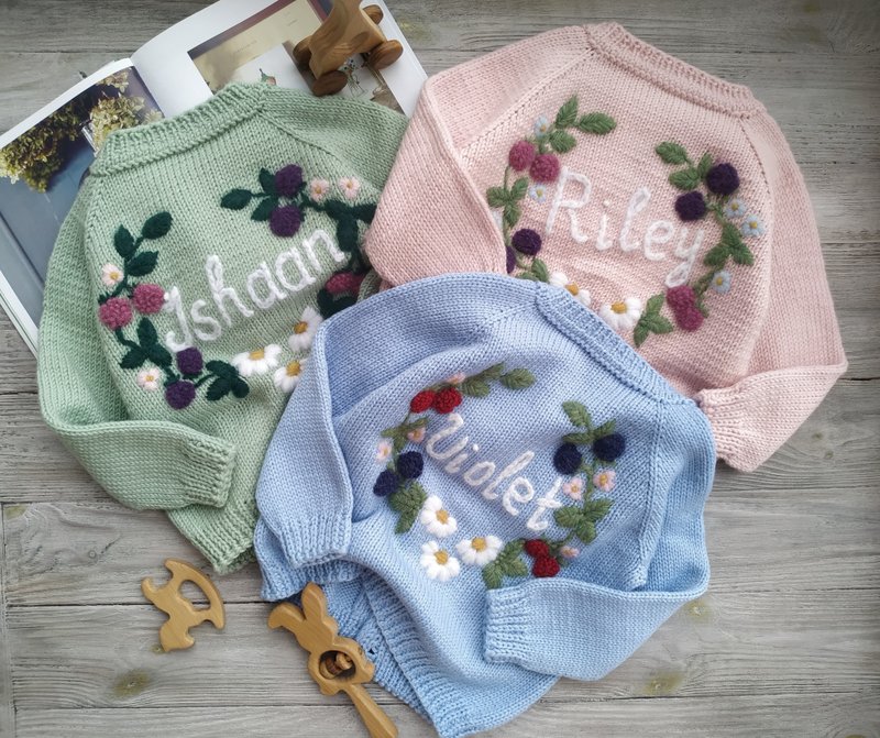 Handmade sweater with embroidered name flowers/flora for girl, kids. Baby Gift. - 男/女童外套 - 羊毛 