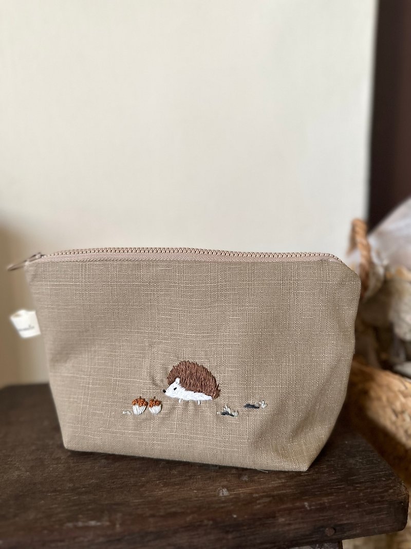 Hand embroidery Cosmetic Bag - กระเป๋าเครื่องสำอาง - ผ้าฝ้าย/ผ้าลินิน 