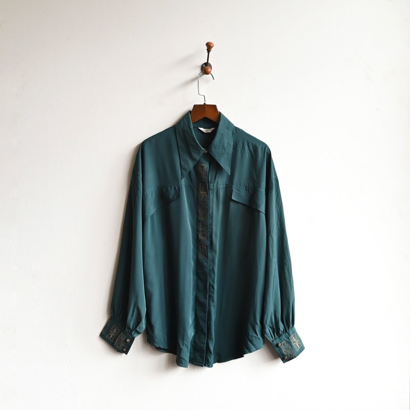 [Egg Plant Vintage] Green Star Engraved Embroidery Long Sleeve Vintage Shirt - เสื้อเชิ้ตผู้หญิง - ไฟเบอร์อื่นๆ สีเขียว