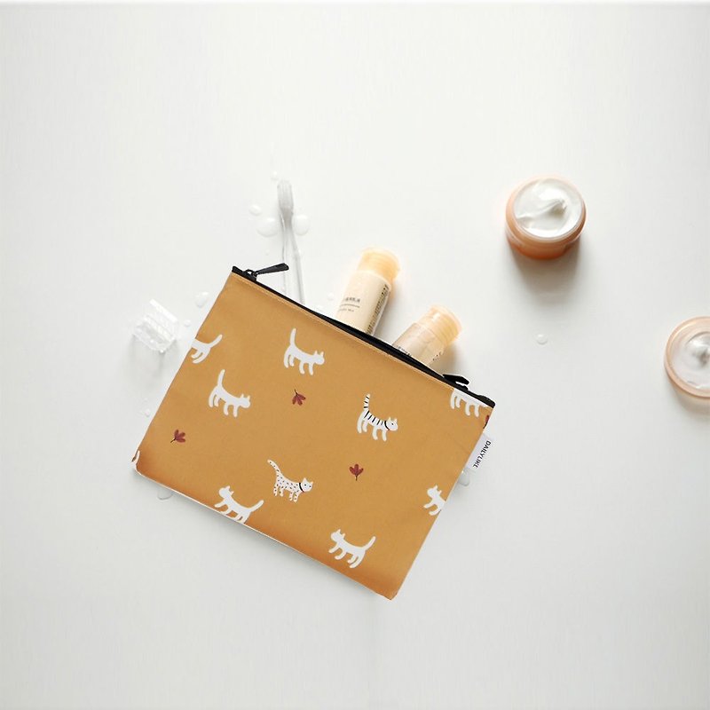 Small day tarpaulin cosmetic bag M-20 Lane Cat, E2D10508 - กระเป๋าเครื่องสำอาง - ผ้าฝ้าย/ผ้าลินิน สีส้ม