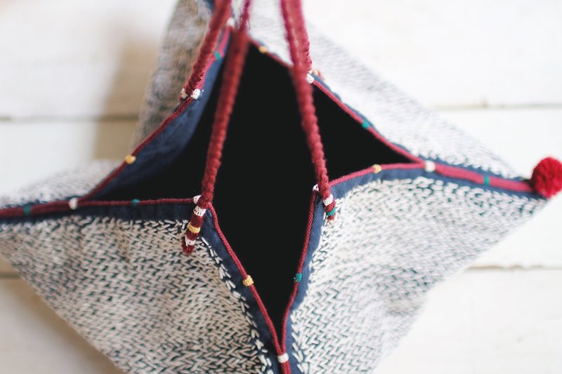 OMAKE ancient hand-embroidered cloth cross-shaped pack bag_ Joe Green M - กระเป๋าถือ - ผ้าฝ้าย/ผ้าลินิน สีน้ำเงิน