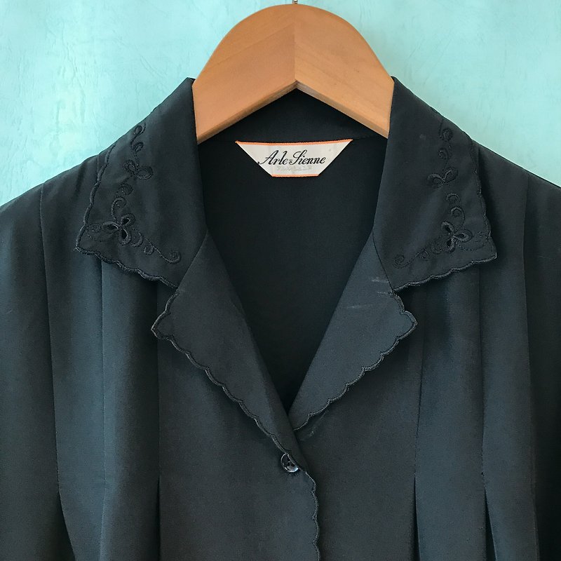 Top / Black Long-sleeves Embroidery Pleated Blouse - เสื้อเชิ้ตผู้หญิง - เส้นใยสังเคราะห์ สีดำ