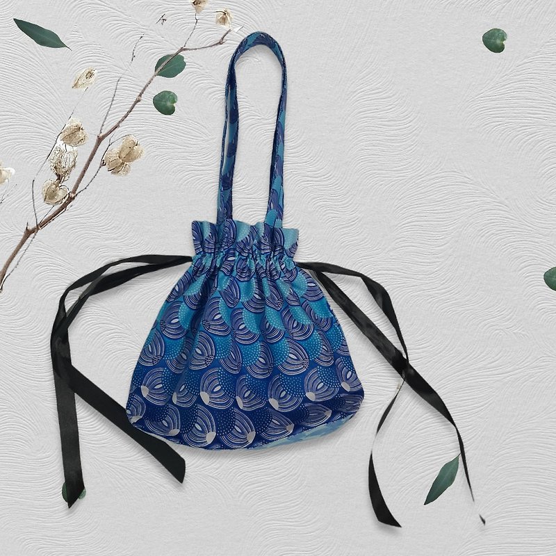 African print drawstring bag, shoulder bag, Ribbon drawstring bag Tote bag Gifts - 水桶袋/索繩袋 - 棉．麻 藍色