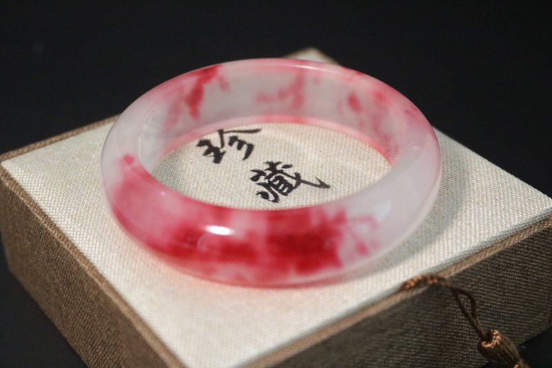 冰透桃紅飄花手鐲石英岩玉鐲子禮盒版 - 手鍊/手環 - 半寶石 紅色