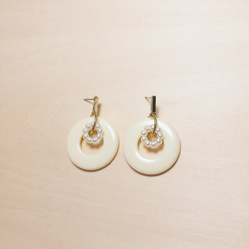 Vintage pearl botimi white flat hoop earrings