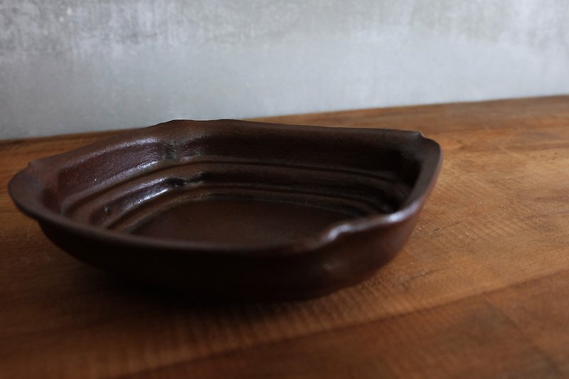 lelecoco. Rough iron-glazed long stepped small bean dish / hand-made ceramics