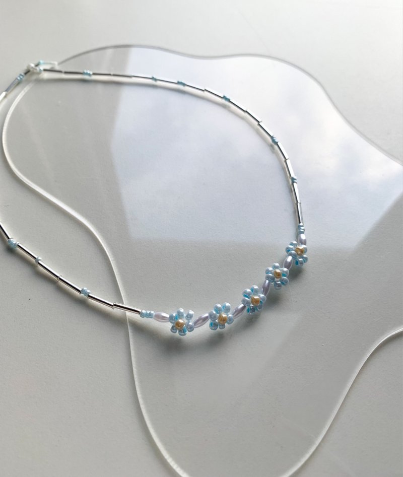 Sincere Little Blue Flower Beaded Necklace - สร้อยคอ - วัสดุอื่นๆ สีน้ำเงิน