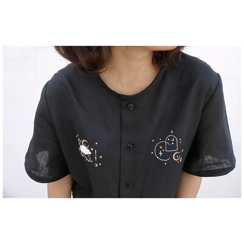 Embroidery | Linen | Round neck shirt, black - 女裝上衣 - 棉．麻 黑色