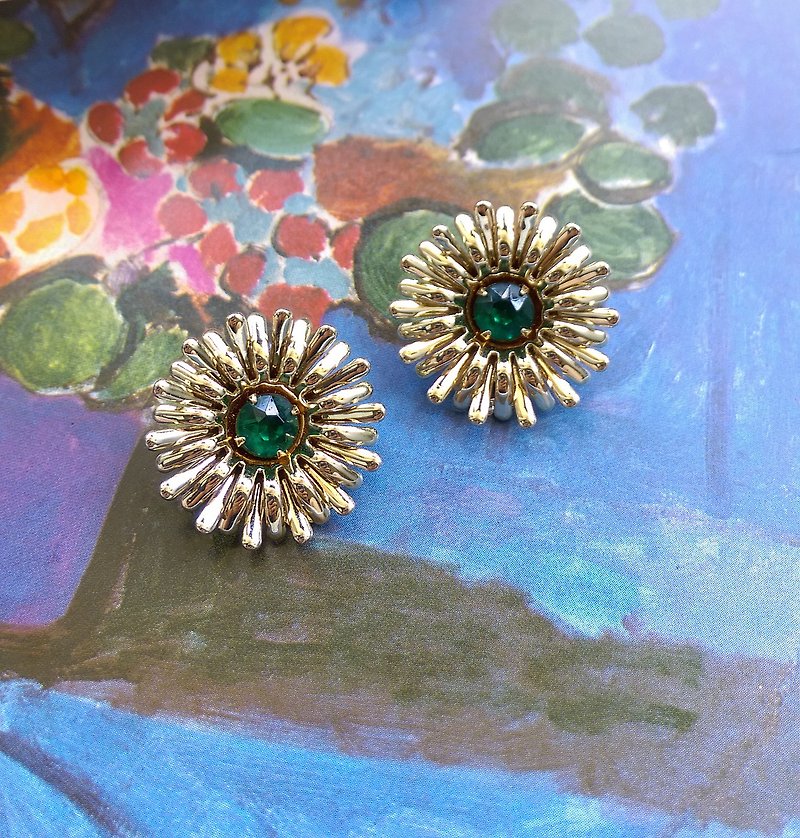 【西洋古董飾品/年代老件】太陽花朵 放射狀 夾式耳環 - 耳環/耳夾 - 其他金屬 綠色