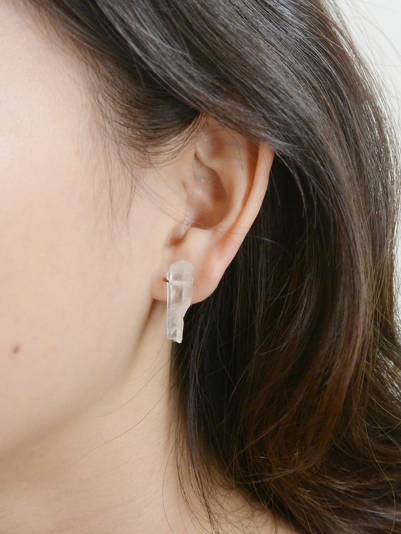Snow - fog white ore crystal ear clip ear pin