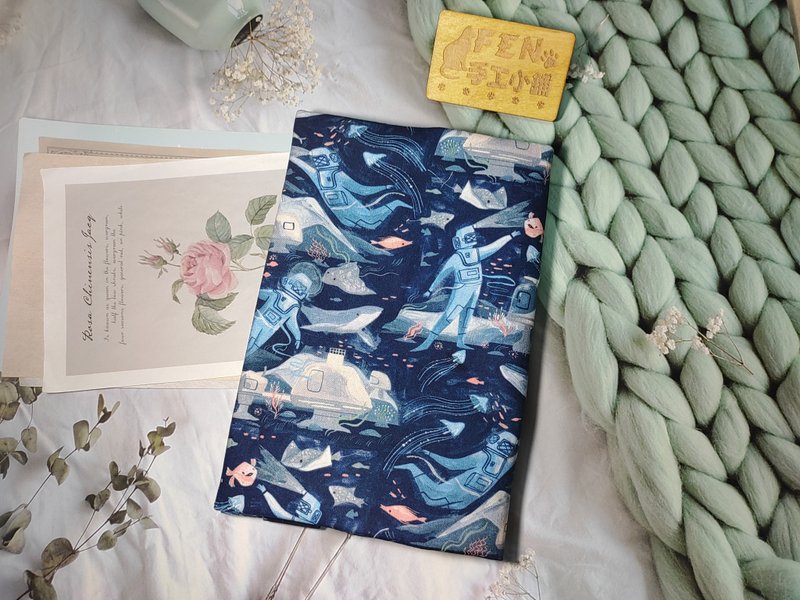 海洋系列-美國限量布料海底世界潛水夫與鯨魚布書套-布書衣A5/25K - 書衣/書套 - 棉．麻 