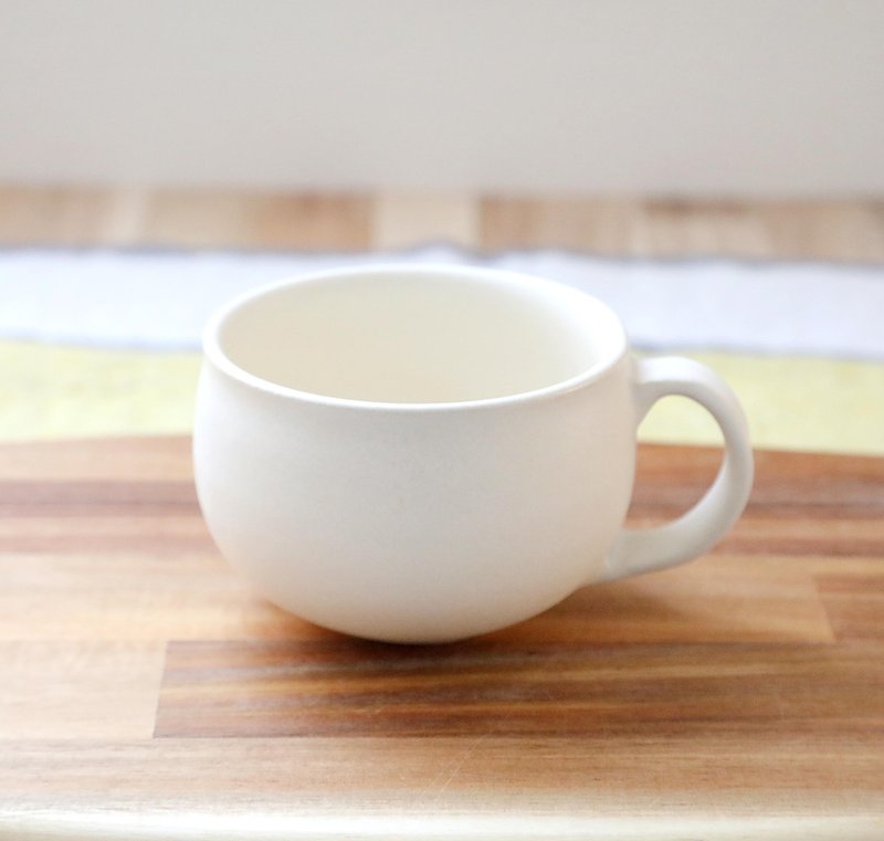 白啞光釉的溫馨圓潤馬克杯 - 咖啡杯 - 陶 白色