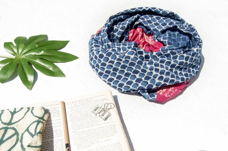 藍染絲巾/蠟染刺繡絲巾/植物染圍巾/indigo漸層綿線絲巾-紅色漸層 - 絲巾 - 棉．麻 多色