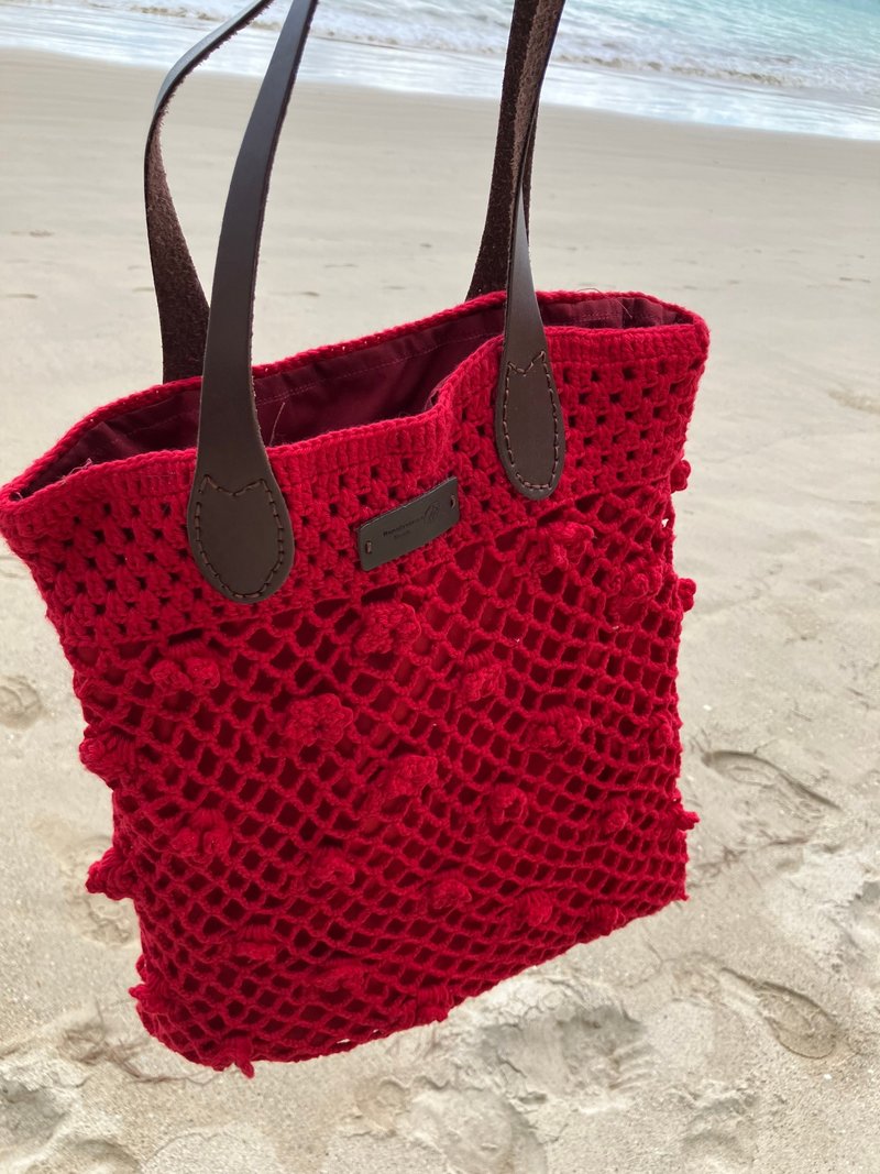 Minimal style  Hand crochet tote with peridot and pearl lucky bag charm 吉祥石钩编包 - 手提包/手提袋 - 棉．麻 紅色