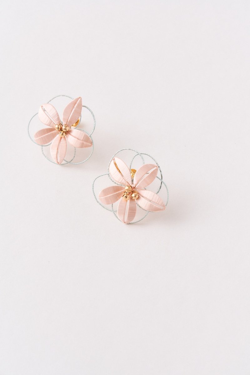 Lily flower earrings - ต่างหู - ไฟเบอร์อื่นๆ หลากหลายสี