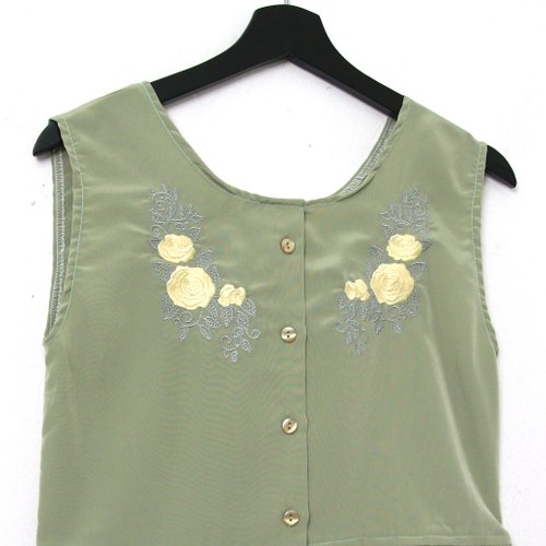 グリーンに戻る - 抹茶グリーンの刺繍花があしらわれたリメイク刺繍