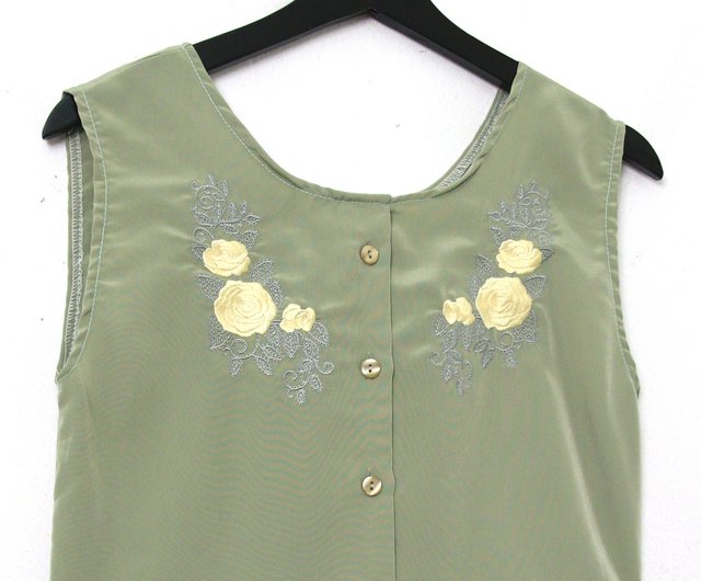 グリーンに戻る - 抹茶グリーンの刺繍花があしらわれたリメイク刺繍