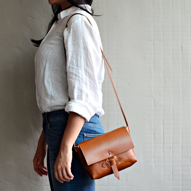 [Caramel-colored old door bolt] Vegetable tanned cowhide side backpack, caramel-colored leather shoulder bag, oblique bag, small bag - กระเป๋าแมสเซนเจอร์ - หนังแท้ สีนำ้ตาล