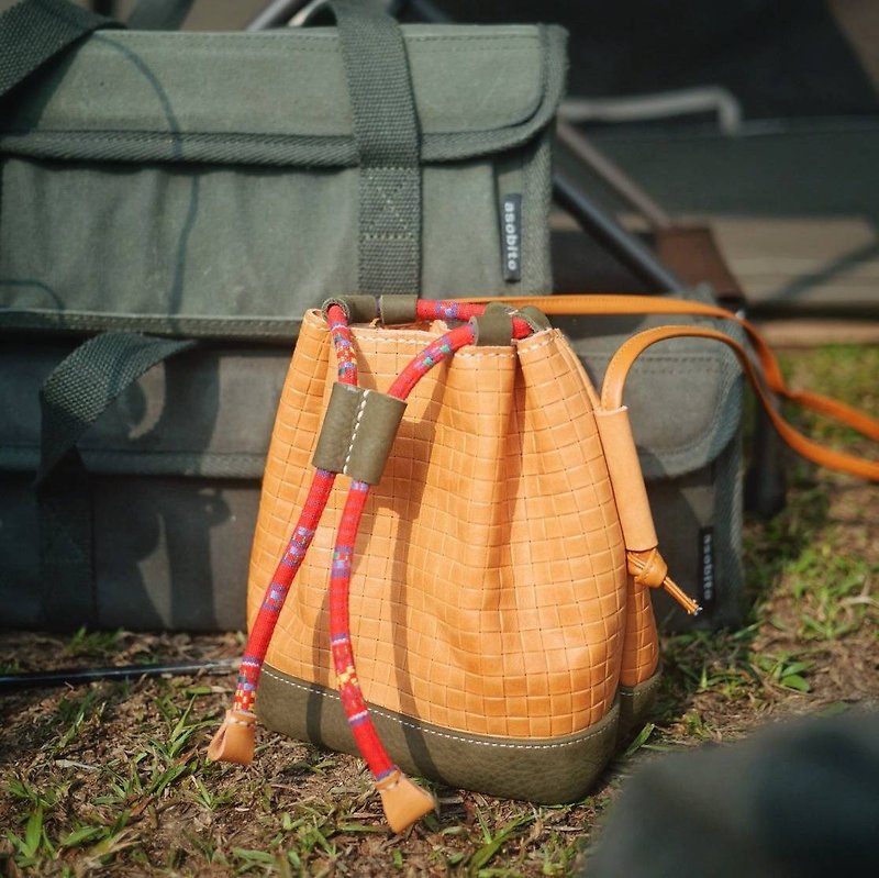 [Spring Pig Parent-Child Bag Series] Summer Plaid Weave Small Bucket Buns - กระเป๋าแมสเซนเจอร์ - หนังแท้ สีเหลือง