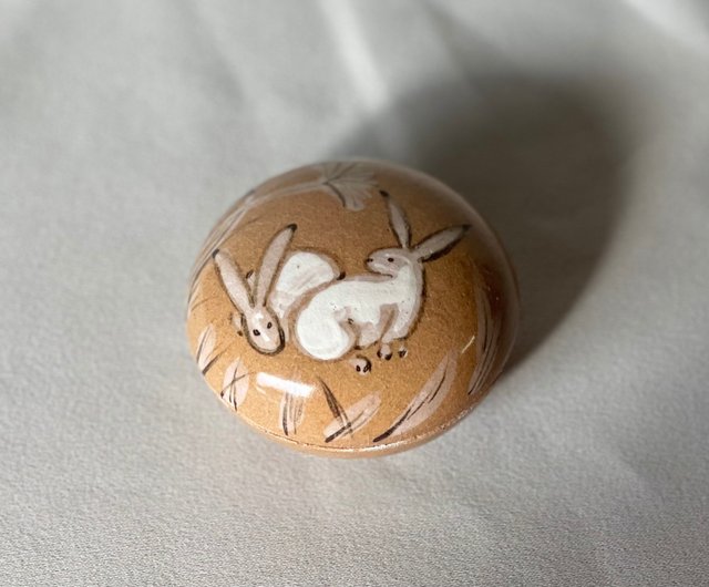 香合 戯れる合ううさぎ - ショップ Hosengama 置物 - Pinkoi