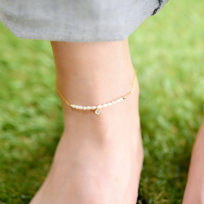 Anklet A type of mini freshwater pearl that symbolizes health, wealth, longevity and chastity