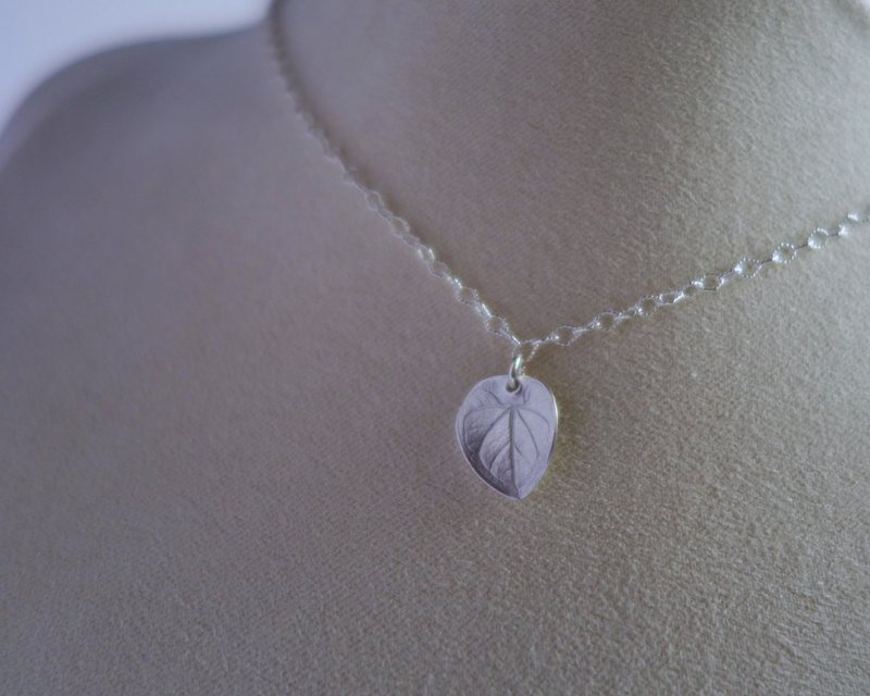 Rare rubbing [round leaf] 999 sterling silver/necklace pendant/ Silver clay handmade - Necklaces - Sterling Silver Silver