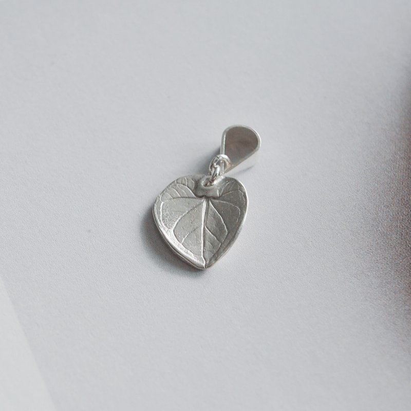 Rare rubbing [round leaf] 999 sterling silver/necklace pendant/ Silver clay handmade - Necklaces - Sterling Silver Silver