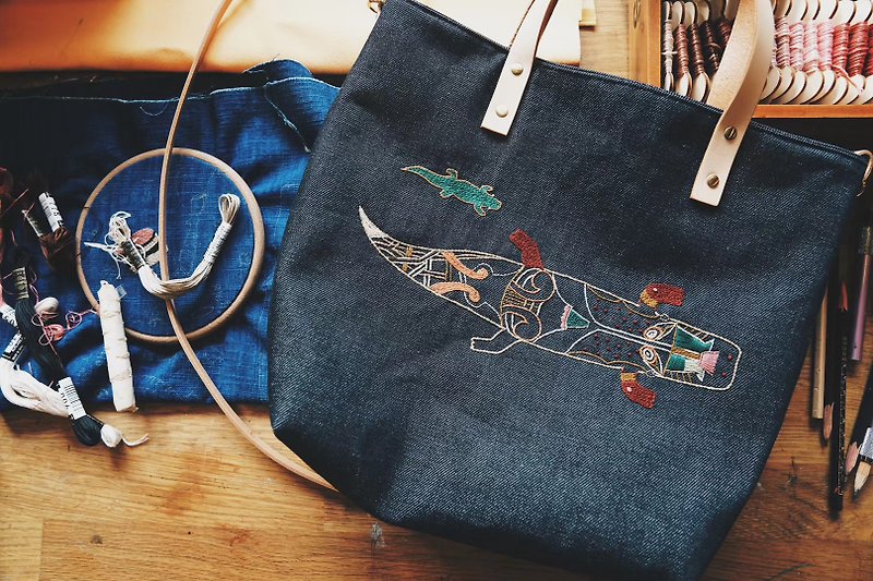 hand embroidery denim tote bag - กระเป๋าถือ - วัสดุอื่นๆ 