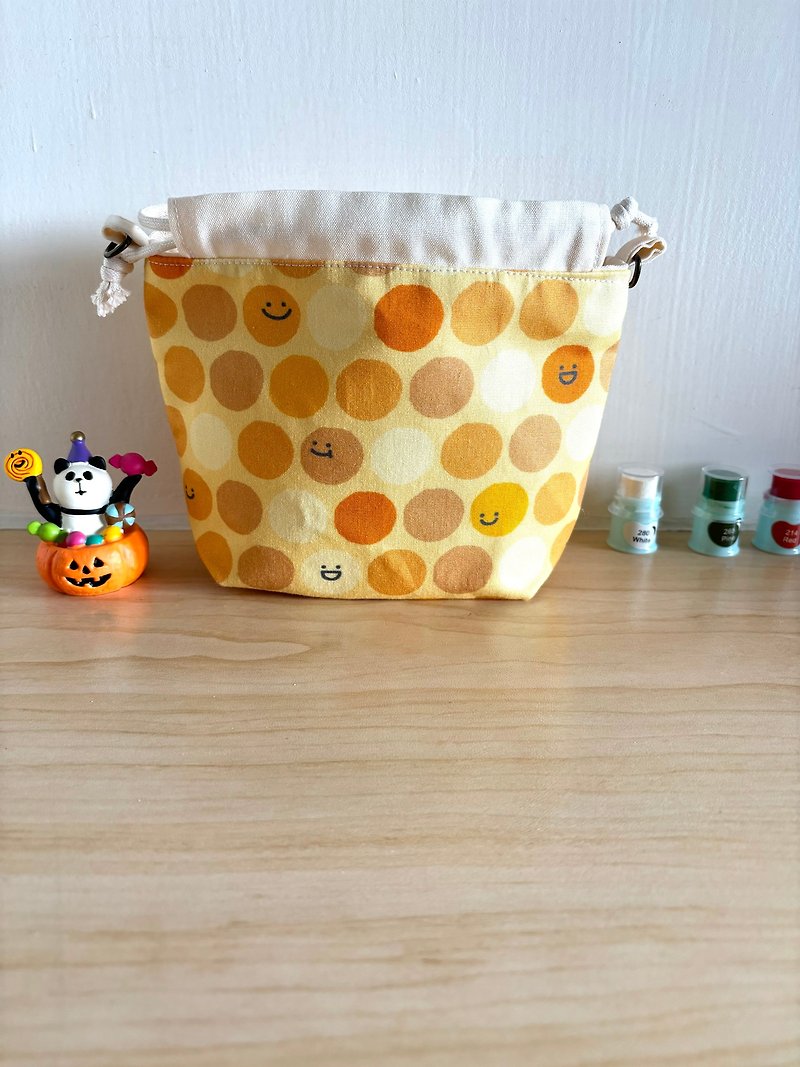Yellow smiley ball drawstring bag - กระเป๋าแมสเซนเจอร์ - ผ้าฝ้าย/ผ้าลินิน 