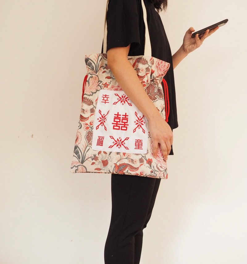 Handmade canvas bag made with vintage baby embroidery - Messenger Bags & Sling Bags - Cotton & Hemp Pink