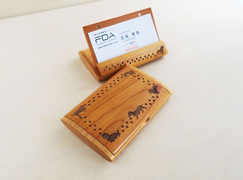 Dachshund and paws and wooden business card holder Maple - ที่เก็บนามบัตร - ไม้ สีนำ้ตาล